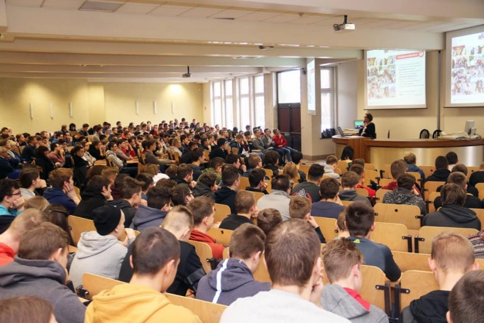Zdjęcie nr 1 z galerii "Dzień z Elektronikiem" - uczniowie z Sosnowca poznali WSB