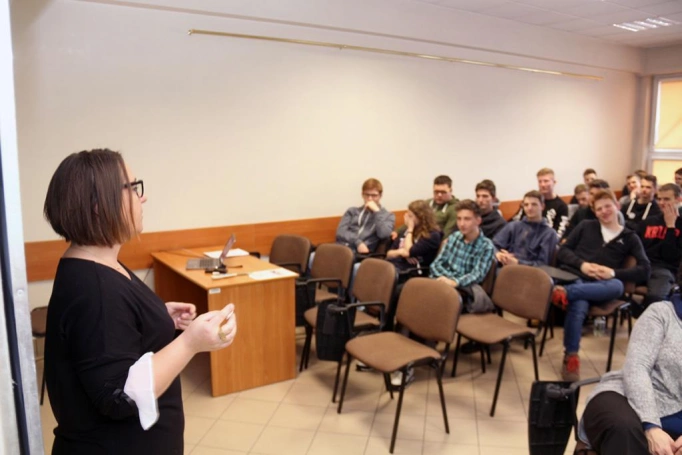 Zdjęcie nr 6 z galerii "Dzień z Elektronikiem" - uczniowie z Sosnowca poznali WSB