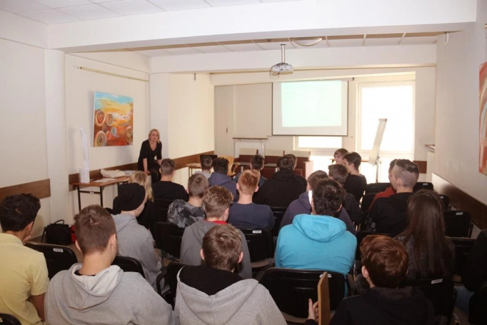 Zdjęcie nr 7 z galerii "Dzień z Elektronikiem" - uczniowie z Sosnowca poznali WSB