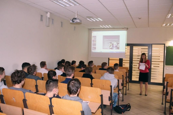 Zdjęcie nr 8 z galerii "Dzień z Elektronikiem" - uczniowie z Sosnowca poznali WSB