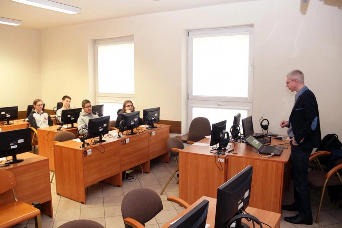 Zdjęcie nr 10 z galerii "Dzień z Elektronikiem" - uczniowie z Sosnowca poznali WSB