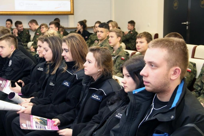 Zdjęcie nr 12 z galerii Wyższa Szkoła Biznesu w Dąbrowie Górniczej stawia na edukację młodych kierowców