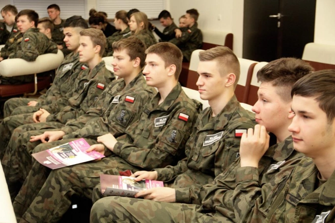 Zdjęcie nr 13 z galerii Wyższa Szkoła Biznesu w Dąbrowie Górniczej stawia na edukację młodych kierowców