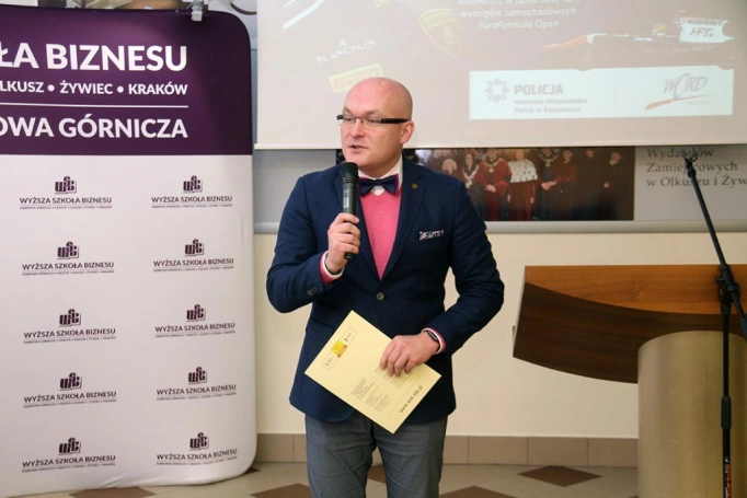 Zdjęcie nr 2 z galerii Wyższa Szkoła Biznesu w Dąbrowie Górniczej stawia na edukację młodych kierowców