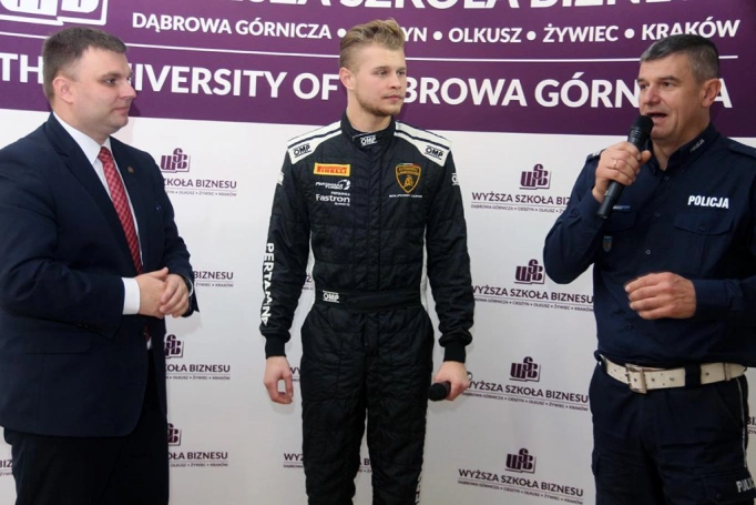 Zdjęcie nr 3 z galerii Wyższa Szkoła Biznesu w Dąbrowie Górniczej stawia na edukację młodych kierowców