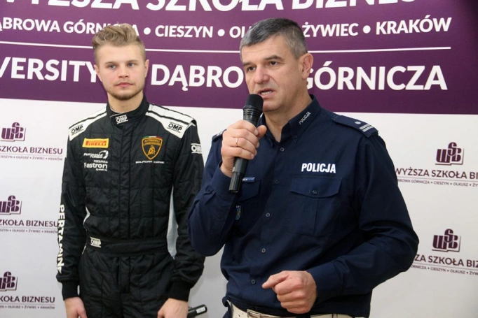 Zdjęcie nr 4 z galerii Wyższa Szkoła Biznesu w Dąbrowie Górniczej stawia na edukację młodych kierowców