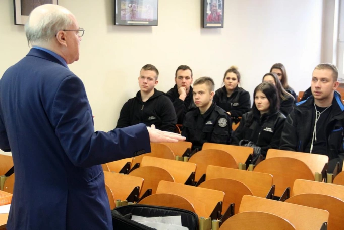 Zdjęcie nr 9 z galerii Wyższa Szkoła Biznesu w Dąbrowie Górniczej stawia na edukację młodych kierowców
