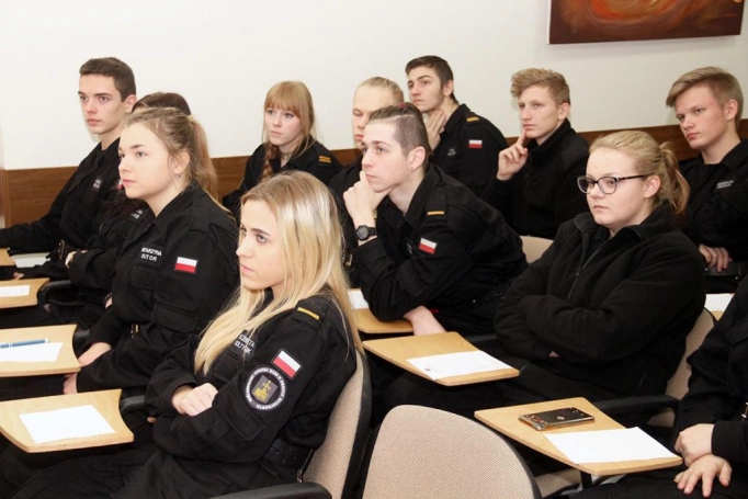 Zdjęcie nr 18 z galerii Wyższa Szkoła Biznesu w Dąbrowie Górniczej stawia na edukację młodych kierowców