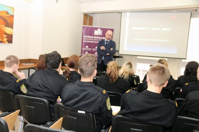 Zdjęcie nr 10 z galerii Wyższa Szkoła Biznesu w Dąbrowie Górniczej stawia na edukację młodych kierowców
