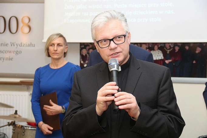 Zdjęcie nr 11 z galerii Spotkanie świąteczno-noworoczne w Wyższej Szkole Biznesu w Dąbrowie Górniczej