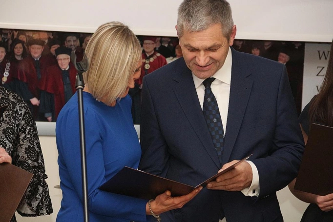 Zdjęcie nr 16 z galerii Spotkanie świąteczno-noworoczne w Wyższej Szkole Biznesu w Dąbrowie Górniczej