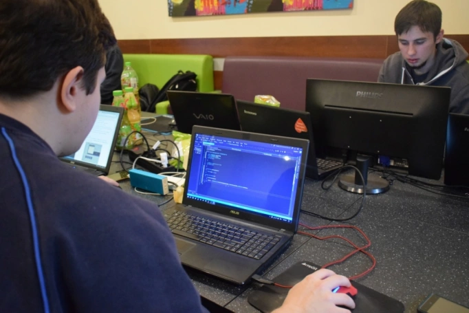 Zdjęcie nr 4 z galerii Studenci WSB w Cieszynie nagrodzeni podczas Sensei Game Jam 2017