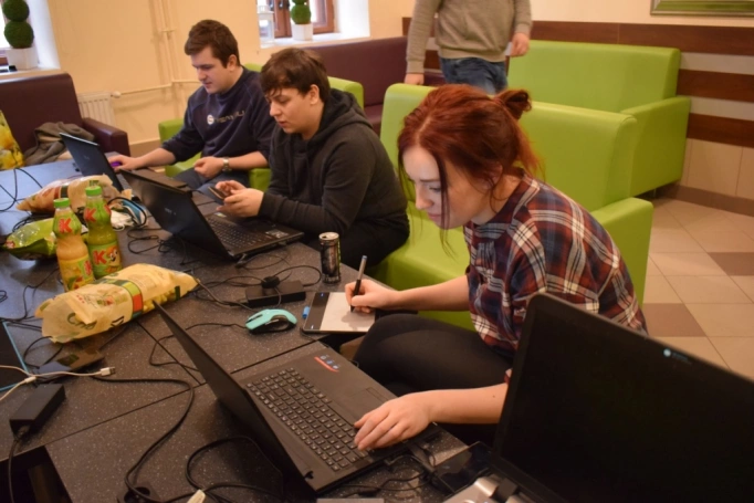 Zdjęcie nr 5 z galerii Studenci WSB w Cieszynie nagrodzeni podczas Sensei Game Jam 2017