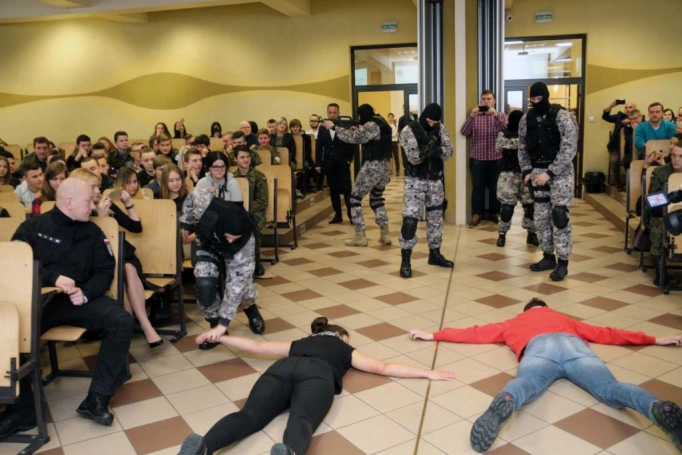 Zdjęcie nr 14 z galerii Uzbrojony szaleniec, pokazy taktyki i warsztaty - tak świętowało Centrum Bezpieczeństwa i Edukacji Służb Mundurowych WSB