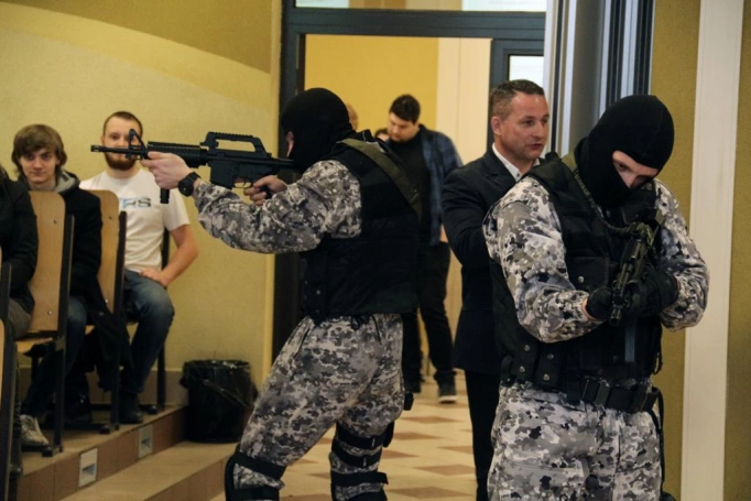 Zdjęcie nr 16 z galerii Uzbrojony szaleniec, pokazy taktyki i warsztaty - tak świętowało Centrum Bezpieczeństwa i Edukacji Służb Mundurowych WSB