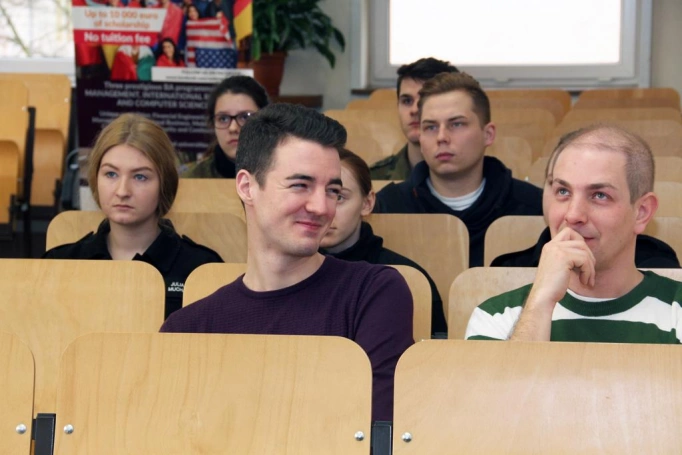 Zdjęcie nr 45 z galerii Uzbrojony szaleniec, pokazy taktyki i warsztaty - tak świętowało Centrum Bezpieczeństwa i Edukacji Służb Mundurowych WSB