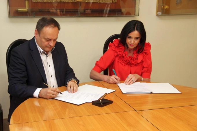 Zdjęcie nr 1 z galerii Praktyczne kierunki studiów, staże i stypendia – Wyższa Szkoła Biznesu w Dąbrowie Górniczej podpisała porozumienie z PKP CargoTabor
