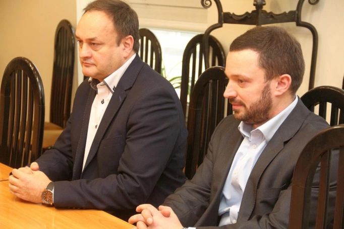 Zdjęcie nr 4 z galerii Praktyczne kierunki studiów, staże i stypendia – Wyższa Szkoła Biznesu w Dąbrowie Górniczej podpisała porozumienie z PKP CargoTabor