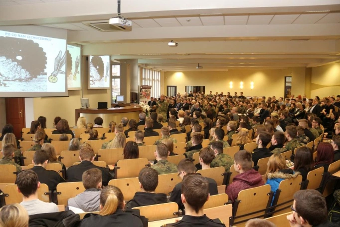Zdjęcie nr 19 z galerii 14. Festiwal Nauki: jak zostać "specjalsem" i pilotem myśliwca, kto zamieszkuje w naszym ciele i jak dążyć do szczęścia?