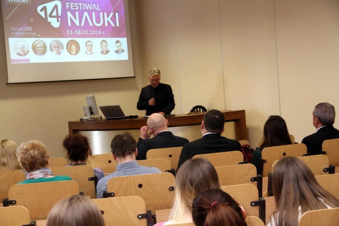 Zdjęcie nr 35 z galerii 14. Festiwal Nauki: jak zostać "specjalsem" i pilotem myśliwca, kto zamieszkuje w naszym ciele i jak dążyć do szczęścia?