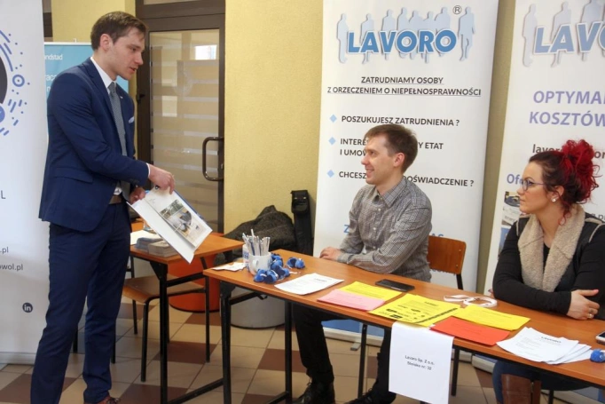 Zdjęcie nr 18 z galerii Tłumy na Targach Pracy i Praktyk Studenckich w WSB