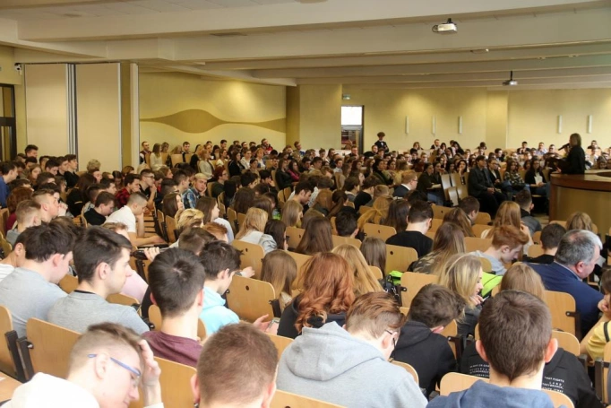 Zdjęcie nr 33 z galerii Tłumy na Targach Pracy i Praktyk Studenckich w WSB