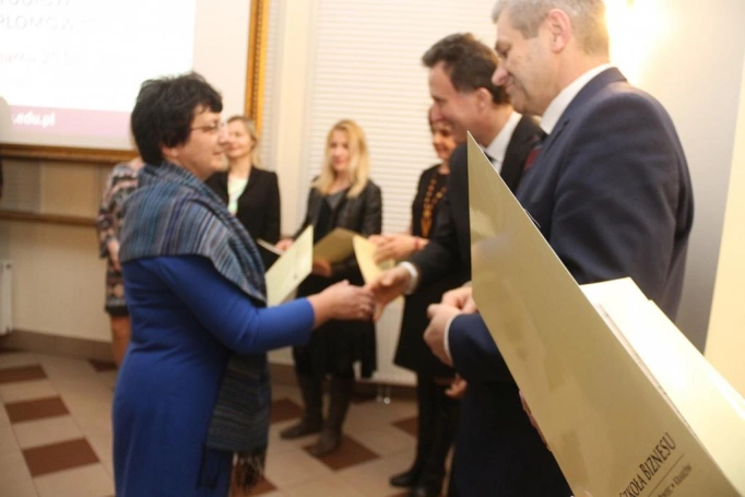 Zdjęcie nr 45 z galerii Absolwenci oświatowych studiów podyplomowych odebrali dyplomy i wyróżnienia