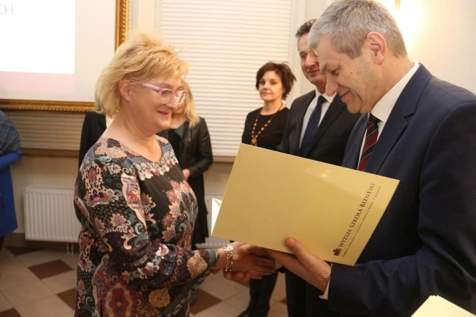 Zdjęcie nr 46 z galerii Absolwenci oświatowych studiów podyplomowych odebrali dyplomy i wyróżnienia