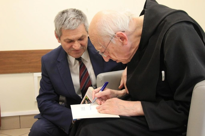 Zdjęcie nr 11 z galerii "Radość życia możliwa jest wtedy, gdy człowiek jest na swoim miejscu" - ojciec Leon Knabit odwiedził Wyższą Szkołę Biznesu w Dąbrowie Górniczej