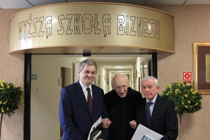 Zdjęcie nr 16 z galerii "Radość życia możliwa jest wtedy, gdy człowiek jest na swoim miejscu" - ojciec Leon Knabit odwiedził Wyższą Szkołę Biznesu w Dąbrowie Górniczej