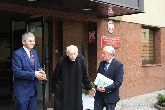 Zdjęcie nr 19 z galerii "Radość życia możliwa jest wtedy, gdy człowiek jest na swoim miejscu" - ojciec Leon Knabit odwiedził Wyższą Szkołę Biznesu w Dąbrowie Górniczej