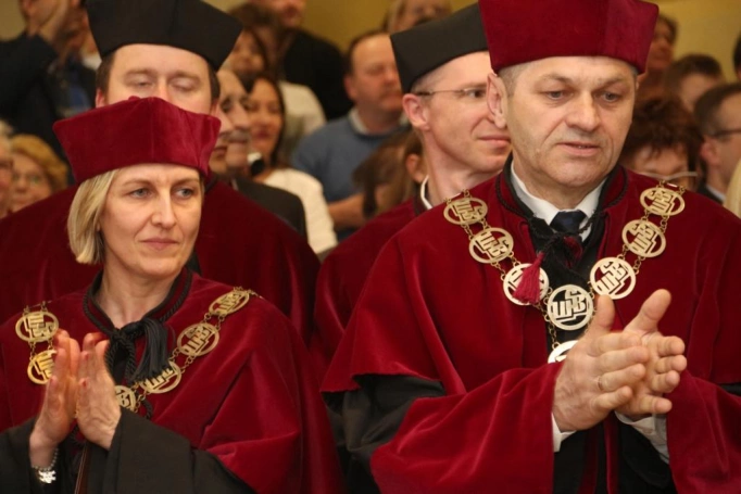 Zdjęcie nr 1 z galerii Absolwenci studiów w WSB odebrali dyplomy