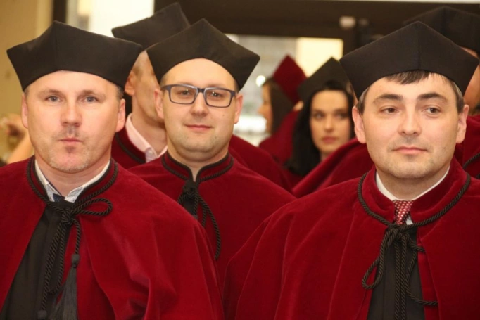 Zdjęcie nr 2 z galerii Absolwenci studiów w WSB odebrali dyplomy