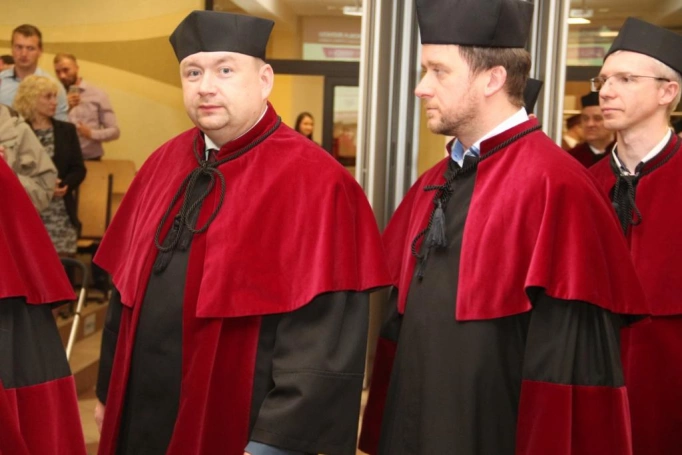 Zdjęcie nr 7 z galerii Absolwenci studiów w WSB odebrali dyplomy