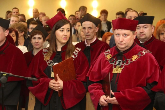 Zdjęcie nr 10 z galerii Absolwenci studiów w WSB odebrali dyplomy