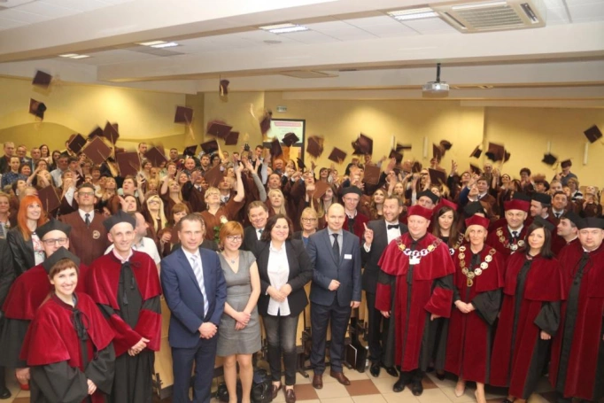 Zdjęcie nr 75 z galerii Absolwenci studiów w WSB odebrali dyplomy