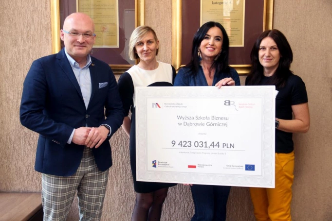 Zdjęcie nr 3 z galerii Nowe kierunki studiów, szkolenia i staże dla studentów – Akademia WSB otrzymała 10 mln zł dofinansowania