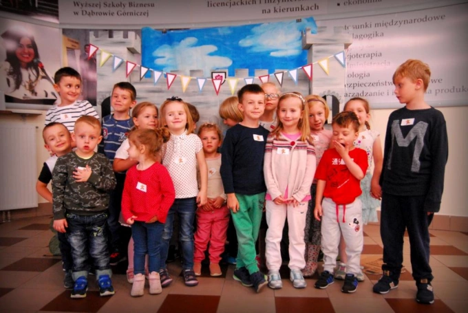 Zdjęcie nr 9 z galerii Finał akcji "WSB czyta dzieciom"