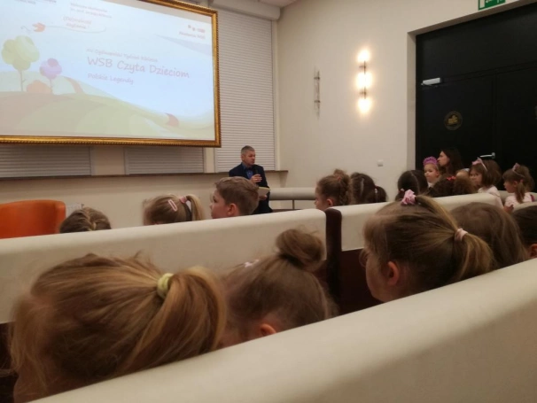 Zdjęcie nr 2 z galerii Finał akcji "WSB czyta dzieciom"