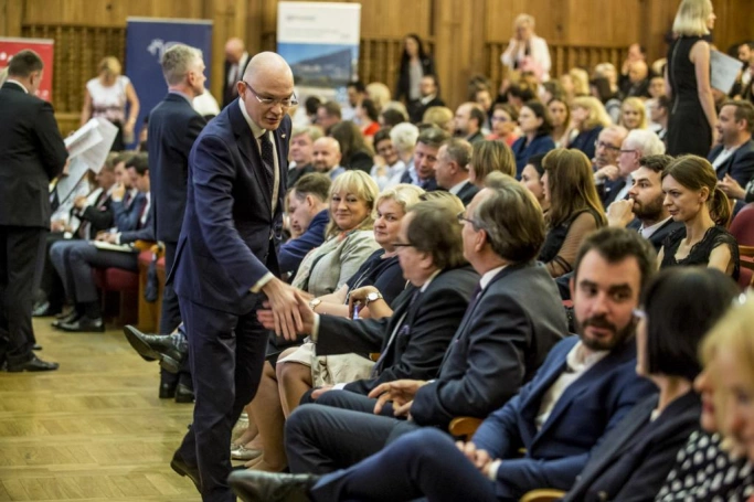 Zdjęcie nr 6 z galerii Absolwenci studiów podyplomowych Akademii WSB odebrali dyplomy oraz wyróżnienia
