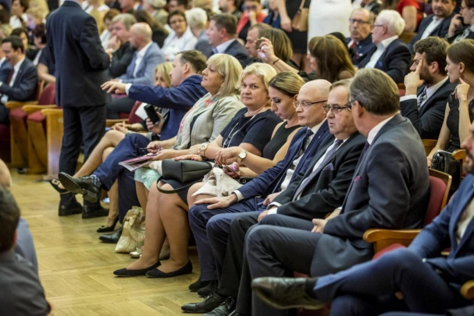Zdjęcie nr 7 z galerii Absolwenci studiów podyplomowych Akademii WSB odebrali dyplomy oraz wyróżnienia