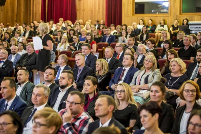 Zdjęcie nr 12 z galerii Absolwenci studiów podyplomowych Akademii WSB odebrali dyplomy oraz wyróżnienia