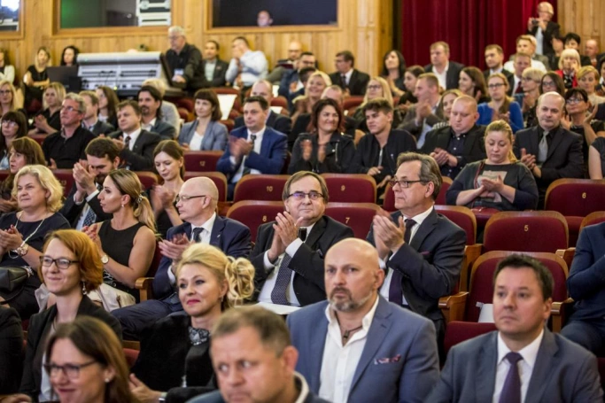 Zdjęcie nr 13 z galerii Absolwenci studiów podyplomowych Akademii WSB odebrali dyplomy oraz wyróżnienia
