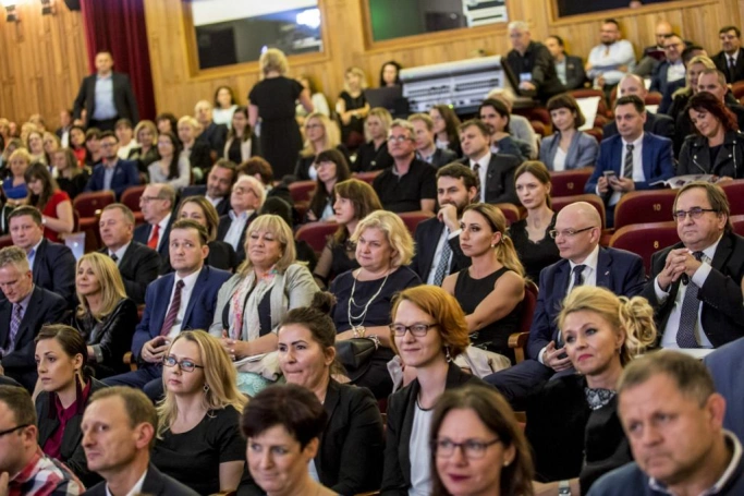 Zdjęcie nr 14 z galerii Absolwenci studiów podyplomowych Akademii WSB odebrali dyplomy oraz wyróżnienia