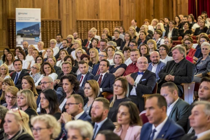 Zdjęcie nr 16 z galerii Absolwenci studiów podyplomowych Akademii WSB odebrali dyplomy oraz wyróżnienia