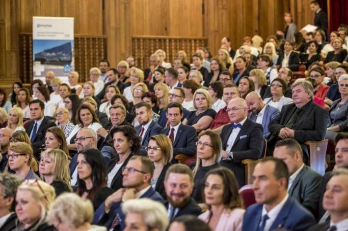 Zdjęcie nr 8 z galerii Absolwenci studiów podyplomowych Akademii WSB odebrali dyplomy oraz wyróżnienia