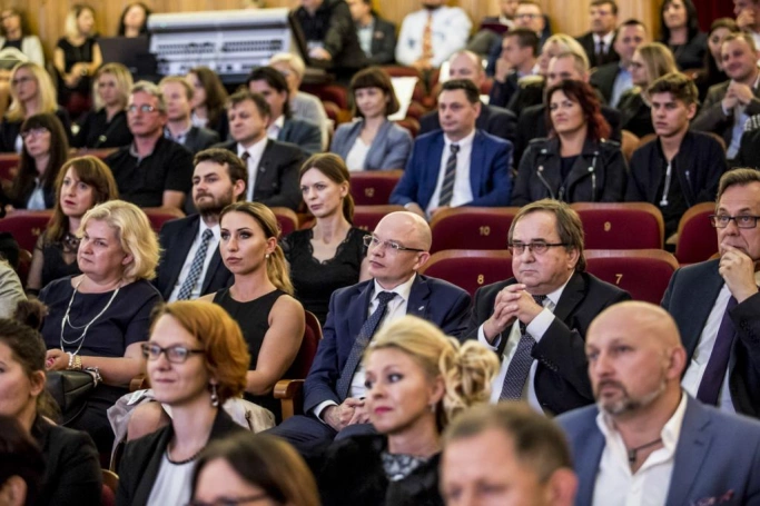 Zdjęcie nr 17 z galerii Absolwenci studiów podyplomowych Akademii WSB odebrali dyplomy oraz wyróżnienia