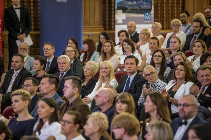 Zdjęcie nr 9 z galerii Absolwenci studiów podyplomowych Akademii WSB odebrali dyplomy oraz wyróżnienia
