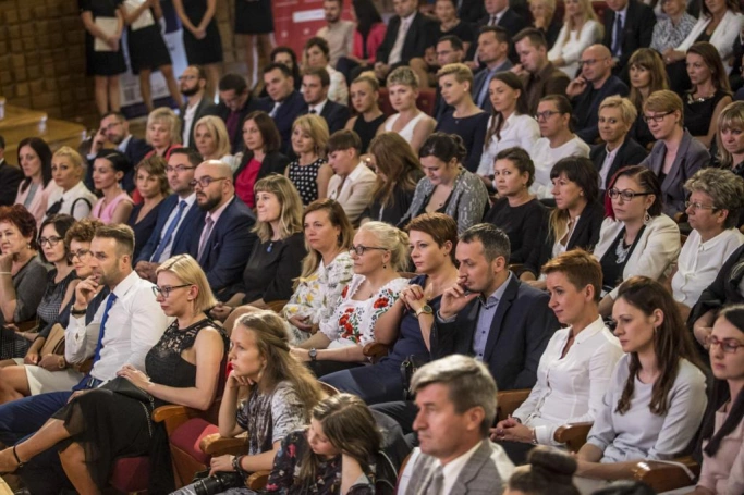 Zdjęcie nr 10 z galerii Absolwenci studiów podyplomowych Akademii WSB odebrali dyplomy oraz wyróżnienia