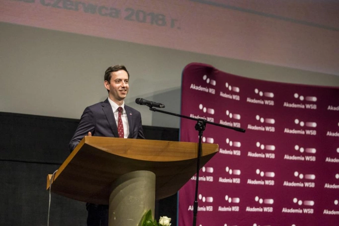 Zdjęcie nr 3 z galerii Absolwenci studiów podyplomowych Akademii WSB odebrali dyplomy oraz wyróżnienia